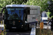 Un furgón de la Guardia Civil traslada a los detenidos de la operacion Lezo.-PERIODICO (EFE / J. J. GUILLÉN)