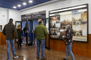 Varias personas se disponen a entrar en el cine esta tarde. SANTI OTERO