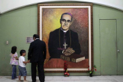 Retrato de monseñor Romero en la catedral de San Salvador.-Foto:  STR / AFP
