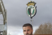 Borja Sánchez posa con la camiseta del Burgos en la grada de El Plantío.-ISRAEL L. MURILLO