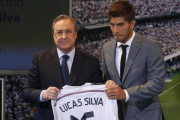 Florentino Pérez con Lucas Silva.-Foto: DAVID CASTRO