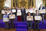Los galardonados en los diferentes certámenes provinciales posan junto a Suárez-Quiñones, Sendino y Rico.-I. L.M.