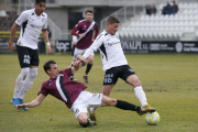 Alarcón conduce un balón en el choque ante el Haro. / Santi Otero