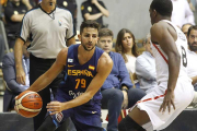 Ricky Rubio dribla a un jugador de Angola en el amistoso celebrado en Burgos el pasado verano.-SANTI OTERO