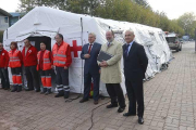 Voluntarios de Cruz Roja y responsables de las entidades que han formado el acuerdo, a la entrada del puesto médico avanzado.-RAÚL G. OCHOA