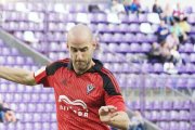 Ion Velez con el balón durante el choque en Zorrilla.-ALFONSO G. MARDONES