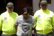 Juan Carlos Mesa, alias Tom, flanqueado por policías colombianos.-LUIS EDUARDO NORIEGA / EFE