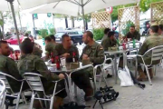 Legionarios tomando unas cervezas junto a sus armas en una terraza de Vilafranca del Penedès.-