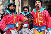 Tres de los componentes de la muy aplaudida chirigota del Papamoscas, afinados, afilados y enfilados con el público.-