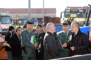El subdelegado, Roberto Saiz, junto a mandos de Policía y Guardia Civil, en el centro de conservación de carreteras.-RAÚL G. OCHOA