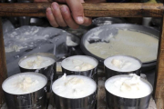 Lassi, bebida de yogurt popular en Pakistán.-/ AFP / NARINDER NANU