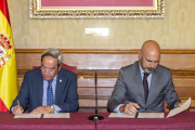 López y De la Torre durante la firma del convenio en el Palacio de Capitanía.-SANTI OTERO