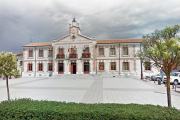 La Casa Consistorial al fondo de la plaza.-ECB