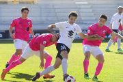 Fer Ruiz, que volvió a ser titular, conduce el balón entre dos jugadores del UD Sanse.-ISRAEL L. MURILLO