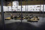 Restos del coche que conducía Anders Behring Breivik en la cruda exposición del "Centro del 22 de julio" en Oslo, Noruega, que se inaugura este miércoles.-Foto: EFE / FREDRIL VARFJELL
