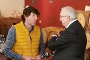 Patxi Salinas charla con Gonzalo Antón al término de la presentación celebrada ayer.-DIEGO ALMENDRES