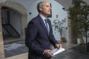 Camps sale de la sede del Consell Jurídic Consultiu, del que es miembro como ex president-/ MIGUEL LORENZO