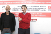 El secretario general de CCOO de Castilla y León, Ángel Hernández, presenta el "Documento de Propuestas de CCOO para un Modelo más democrático de relaciones laborales y un cambio en la Política Económica y Social". En la imagen junto al secretario provinc-Ical