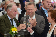 Leif-Erik Holm, en el centro, candidato de AfD en el land de  Mecklemburgo-Pomerania Occidental, celebra los buenos resultados.-DANIEL BOCKWOLDT / EFE
