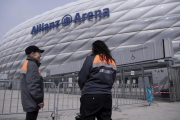 Dos agentes de seguridad en una zona del Allianz Arena, el campo del Bayern-SVEN HOPPE