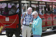 El tren turístico realiza once rutas diarias durante verano.-Raúl Ochoa