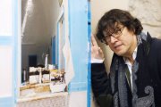Eduardo Abajo, con una de las fotografías que se muestran en el Arco de Santa María hasta el 8 de marzo.-Raúl Ochoa