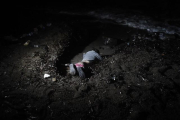 El cadáver del bebé ahogado que ha aparecido en una playa de Lesbos.-AFP / ARIS MESSINIS