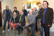 Algunos de los artistas participantes y el diputado provincial posan al lado de una de las 36 obras expuestas.-I. L.M.