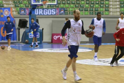 Schreiner completa el calentamiento previo al entrenamiento realizado ayer en el Coliseum.-RAÚL OCHOA