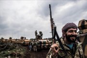 Un soldado turco frente a una columna de tanques en la frontera con Siria.-AFP / BULENT KILIC