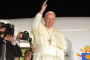 El Papa, antes de subir al avión, durante su despedida en el último día de su visita a México, en Ciudad Juárez, este jueves.-EFE