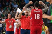 Djordjevic felicita a Raduljica poco antes de concluir la semifinal ante Australia-MARK RALSTON
