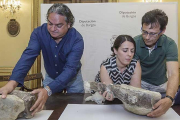 Roberto Ortega, Caterine Arias y Fidel Torcida, ayer, durante la presentación de la décimo quinta campaña de excavaciones en la Sierra de la Demanda-Santi Otero