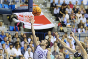 Ferran Bassas entra a canasta en un choque de la BCL-Israel L. Murillo