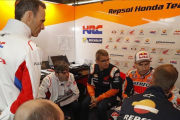 Alberto Puig, máximo responsable deportivo de Honda, participa en una reunión en el rincón de Jorge Lorenzo.-REPSOL MEDIA / JAIME OLIVARES