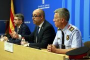 Miquel Buch con el director y el jefe de los Mossos, Andreu Martínez y Miquel Esquius. /-AINOA BLAYA
