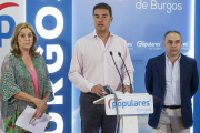 De izquierda a derecha los procuradores del PP por Burgos Inmaculada Renedo, Javier Ibáñez y Emilio Berzosa. SANTI OTERO