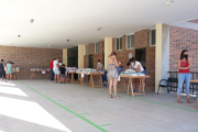 Padres de alumnos del colegio de Villasana de Mena recogiendo ayer los libros de texto para el curso 2021-2022. ECB