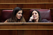 La portavoz de Unidos Podemos en el Congreso, Irene Montero, y su compañera de partido, Ione Belarra.-KIKO HUESCA (EFE)