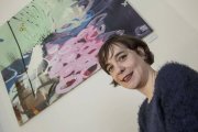 Eva Zaragozá Marquina, junto a la pintura 'La lucha de la trucha'.-Santi Otero