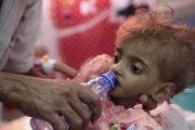 Un padre da de beber a su hija desnutrida el pasado mes de septiembre en un centro hospitalario de Hodeida, ciudad bombardeada por Arabia Saudí y sus aliados.-AP / HANI MOHAMMED