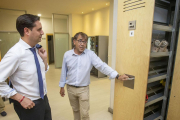 De la Rosa con Aguirre durante su visita al albergue municipal.-SANTI OTERO