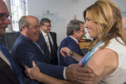 La presidenta de Andalucía, Susana Díaz, saluda al alcalde de Granada, José Torres Hurtado, el pasado día 29.-EFE / JULIO MUÑOZ