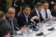 Cena de jefes de Estado y de Gobierno de la UE, con Hollande (izquierda), junto a Renzi (a su izquierda) y Cameron (segundo por la derecha), esta noche.-EFE / OLIVIER HOSLET POOL