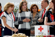La reina Letizia y la ministra de Sanidad Dolors Montserrat, en la sede de la Cruz Roja mexicana-EFE / FRANCISCO GÓMEZ