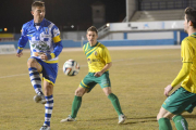 Gustavo toca el balón en el choque que disputaron ambos equipos hace una semana en Aranda.-ALBERTO CALVO