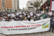 Cientos de burgaleses exigieron la dimisión del responsable de Sanidad frente a la Gerencia de Atención Primaria.-SANTI OTERO