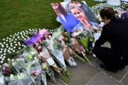 IImágenes del tributo floral a Jo Cox en Birstall, cerca de Leeds (norte de Inglaterra).-AFP / BEN STANSALL