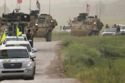 Convoy de fuerzas kurdas y de EEUU en Darbasiya, junto a la frontera entre Siria y Turquía.-REUTERS / RODI SAID