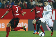 Gafford y Kijera vigilan a Reyes, uno de los jugadores más destacados ayer en el Sánchez Pizjuán.-LFP